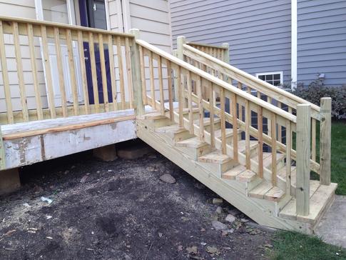 2014 A new deck staircase and railings in Glen Ellyn IL. A-Affordable Decks